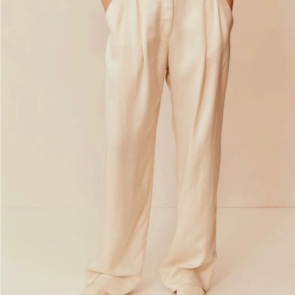 Vintage exit in white tailored cream trousers